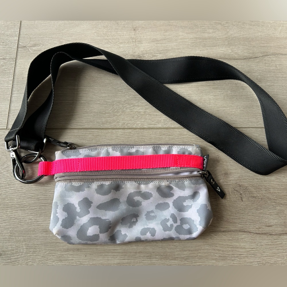 ANDI Urban Clutch - gray leopard w/ pink